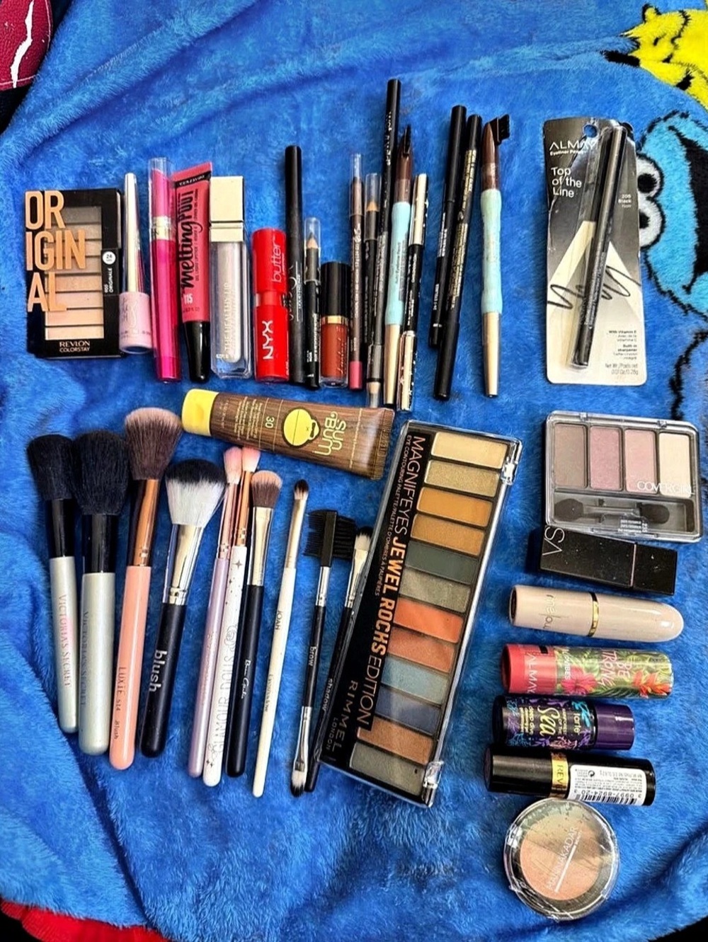 Lot of Makeup - Picture 2 of 4